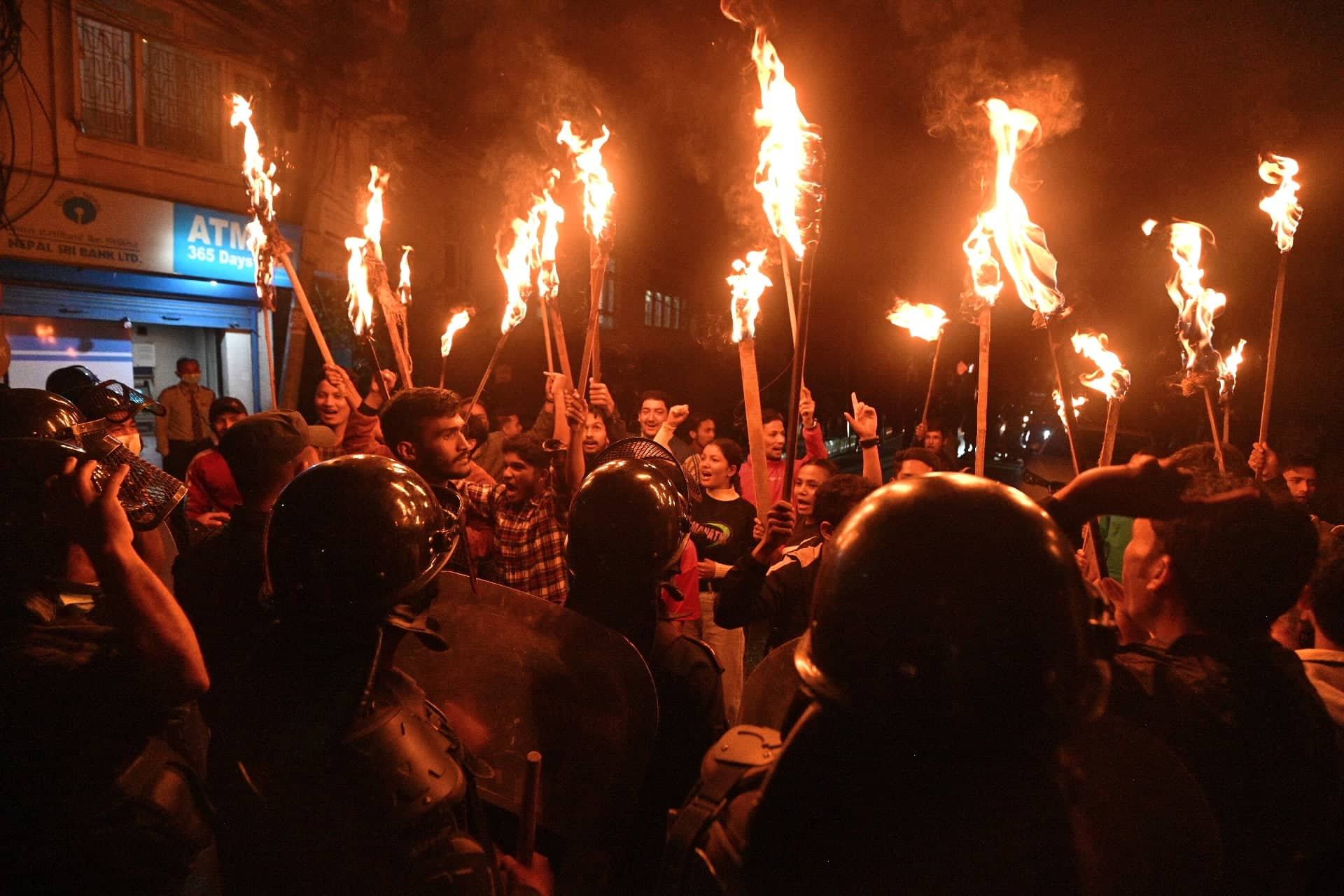 नेताहरूलाई पक्राउ पुर्जी जारी गरेको विरोधमा विप्लव समूहका विद्यार्थीले निकाले मसाल जुलुस (फोटो फिचर)